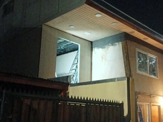 Cielo raso de madera con focos embutidos